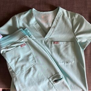 FIGS 🐠 Aquamarine 🐠 Catarina One-Pocket Scrub Top + Zamora Jogger Pants